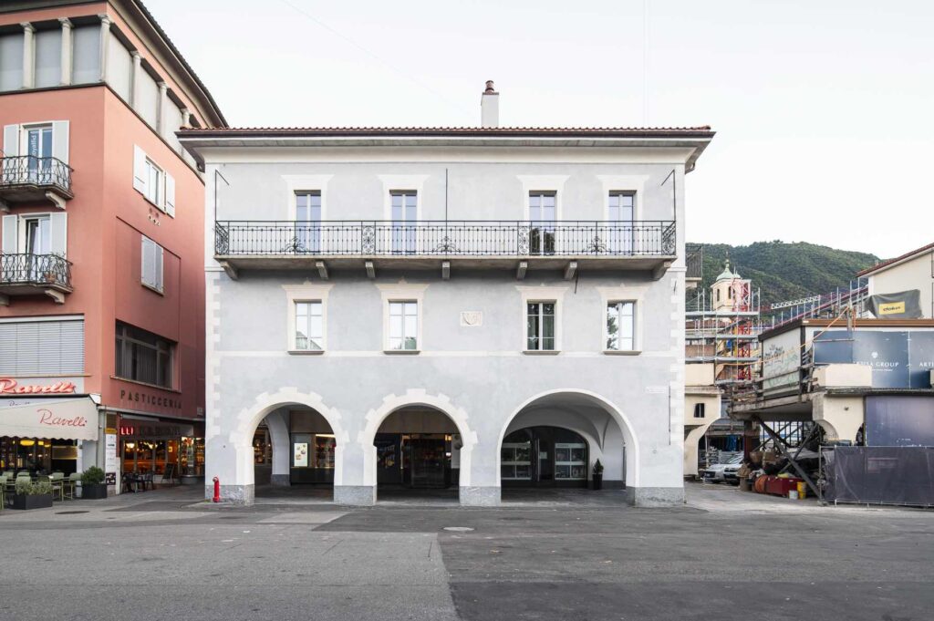 Facciata di Casa Varenna a Locarno dopo il restauro, con ripresa dei decori originali, portico a tre arcate e balcone in ferro.